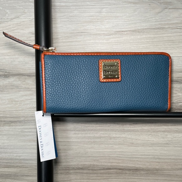NWT- Women\'s Dooney & Bourke Pebble Leather Zip Clutch/Wallet, Jeans